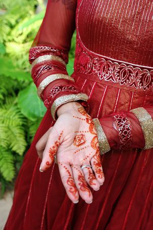 Close-up of an Indian bride's hands decorated with henna. の写真素材
