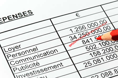 Pay a statistic with a red pen in French.