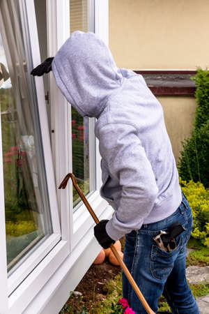 a burglar tried to break at an open window with a crowbar