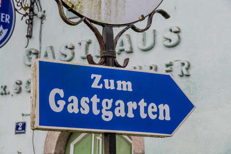 a sign pointing the way to the garden, symbol for catering, service, hospitalityの写真素材