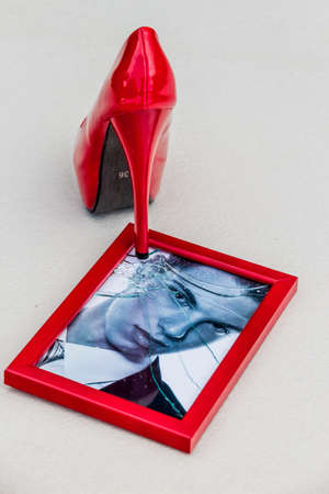 zerbrochner photo frames and high heels. symbolic photo for divorce, separation and relationship crisisの写真素材