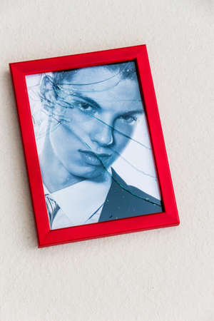 zerbrochner picture frame. symbolic photo for divorce, separation and relationship crisisの写真素材