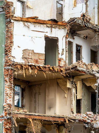 after demolition of older wohnhäusewr space for new housing is created.