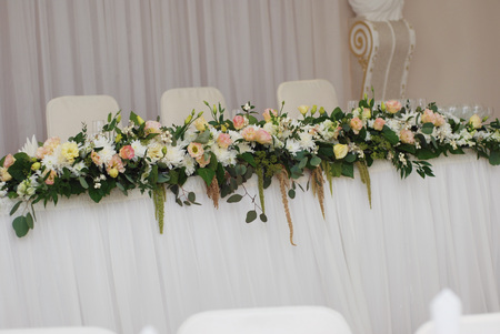 Wedding table decoration with the pink flowers arrangementの写真素材