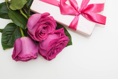 Pink rose with gift box on white backgroundの写真素材