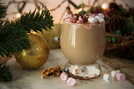 Hot chocolate or cocoa drink, with marshmallows on Christmas background with lights.の写真素材