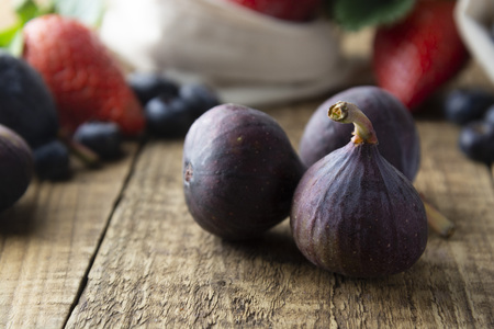 Ripe figs on rustic wooden table. Fresh figs on rustic wooden table.の写真素材