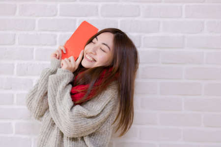 Beauty woman show red envelope in chinese new year.の写真素材