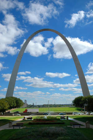 Famous Saint Louis Arch with view of park during sunny day with clouds.のeditorial素材