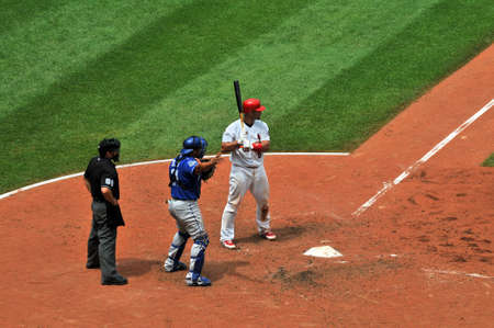ST LOUIS - MAY 23: Albert Pujols of the Saint Louis Cardinals gets an intentional walk against the Kansas City Royals at Busch Stadium in St. Louis, MO on May 23, 2009のeditorial素材