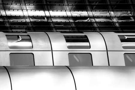 The black and white photograph of the roof edge of a modern building with a metal grille                 の写真素材