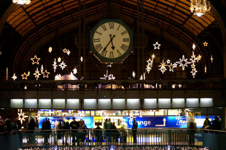 Hamburg, Germany - December 29, 2013: The Photography of the Hamburg main station with unknown travelers, Christmas lights and a large clock on December 29, 2013 in Hamburg. のeditorial素材