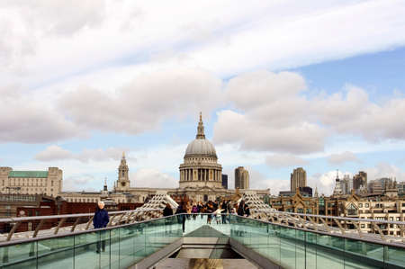 London, UK - March 31, 2015: Visitors and passers crossing the bridge with the Millennium the St. Paul \\\\\\\\ \\\\のeditorial素材