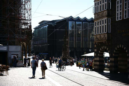 Bremen, Germany - August 30, 2016: Pedestrians and tourists on the market square in Bremen with the Bremen Town Hall, cafes and sights on August 30, 2016 in Bremen.のeditorial素材