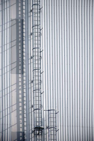 Die Nahaufnahme eines Industriegeb?udes mit einer Fassade aus Wellblech sowie einer Leiter.の写真素材