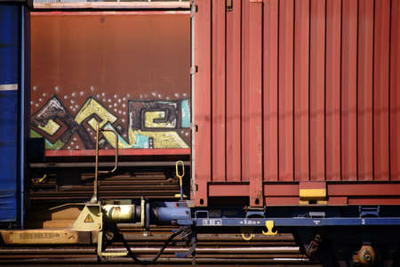 The outer body of a train with a tow-bar coupling of silencers and buffers between the wagons.      ...