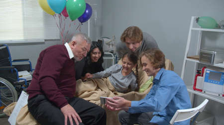 Relatives visit girl in the hospital, boy show photos to everyone