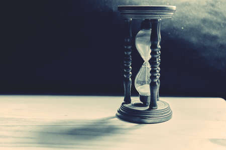Photo Black and white background Hourglassの写真素材