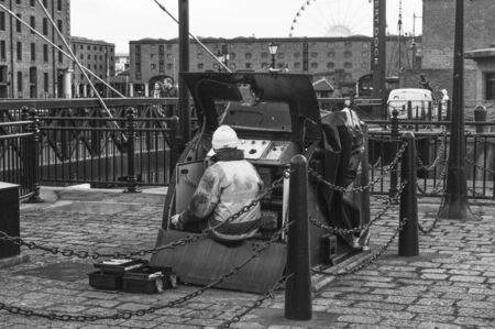 Liverpool Albert Dock, workerのeditorial素材