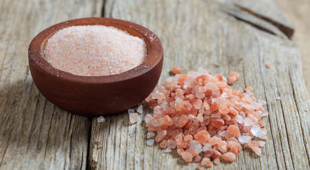 Pink Himalayan salt crystals and powderの写真素材