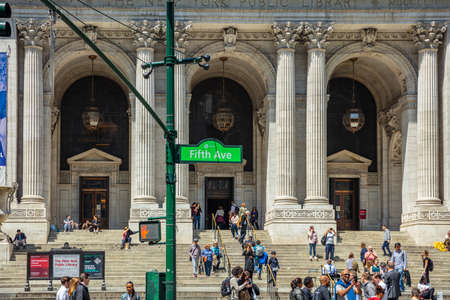 New York, USA. May 2, 2019. The New York Public Library entrance against blue sky background, sunny spring day. Fifth ave signのeditorial素材