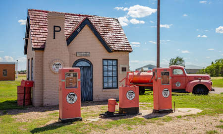 USA Texas, May 14th, 2019. Vintage restored fuel station, sunny spring day near Amarillo. Historic route 66のeditorial素材