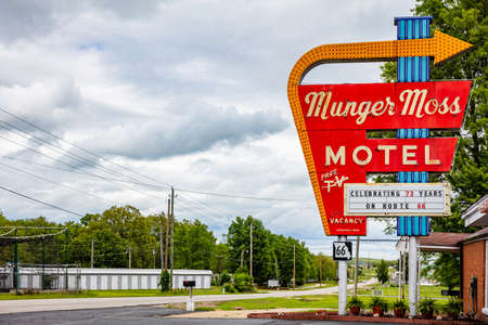 USA, Lebanon Missouri, May 12, 2019. Route 66 motel entrance sign. Munger Moss Motel vintage red sign, cloudy spring dayのeditorial素材