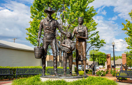 Broken Arrow, Tulsa, Oklahoma, USA. May 13, 2019. Bronze statue of an early 20th-century agriculture family, at Centennial Park on Main Street.のeditorial素材