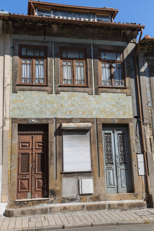 Typical Colorful Portuguese Architecture: Tile Azulejos Facade with Antique Windows And Balcony - Portugalのeditorial素材