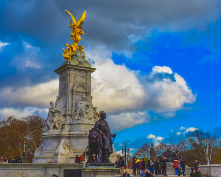 A beautiful day in London outdise palace with the statue in the middle of the squearの写真素材