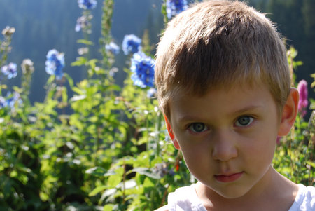 Bambino in giardinoの写真素材