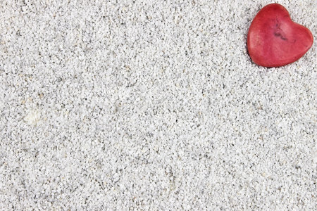 a read heart in white sandの写真素材