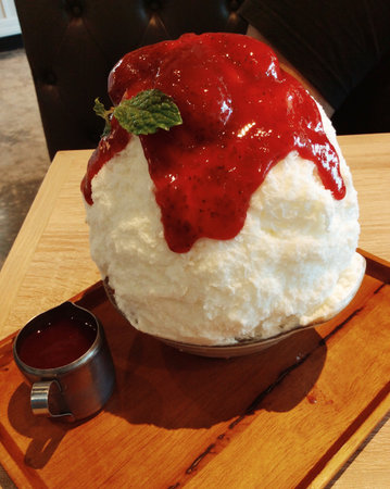 Snow ice with strawberry jamの素材