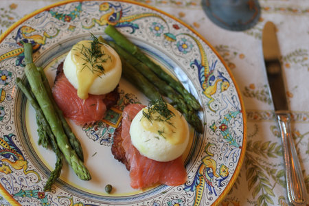 eggs benedict with smoked salmon and asparagusの写真素材
