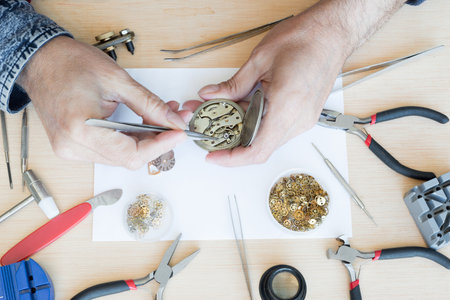 Details of watches and mechanisms for reparation, restoration and maintenance