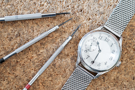 Details of watches and mechanisms for reparation, restoration and maintenance