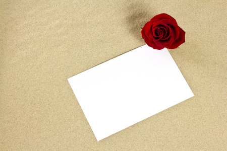 The sand white card with a heart is a blank space for text.の写真素材