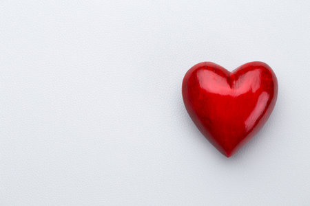 Wooden hearts pattern, one red heart on the wooden heart background.	

の写真素材