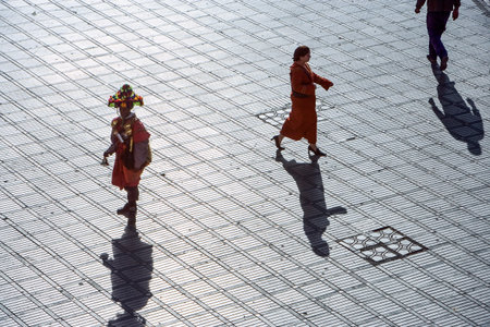 Marrakech, Morocco - Mrch 26, 2006: Local people in the famous Jemaa el Fna square.のeditorial素材
