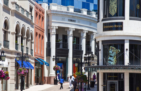 Los Angeles,  U.S.A. -  May 31, 2011: People between the famous Rodeo Drive shopsのeditorial素材