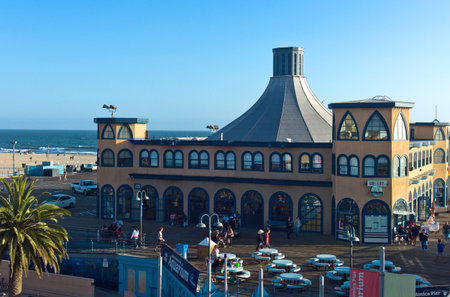 Los Angeles,  U.S.A. -  May 29, 2011:   People in the Santa Monica sea frontのeditorial素材