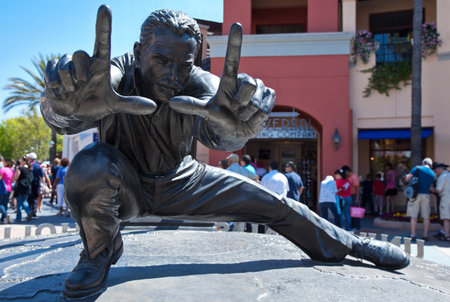 Los Angeles,  U.S.A. -  May 30, 2011: Hollywood, filmmaker statue in the Universal Studiosのeditorial素材