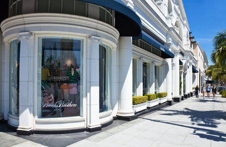 Los Angeles,  U.S.A. -  May 31, 2011: People walking near the famous Rodeo Drive shopsのeditorial素材