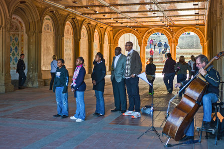 New York, U.S.A. - October 3, 20010:   Manhattan, a coir singers in the Central Parkのeditorial素材