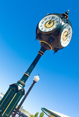 Williams, U.S.A. - May 25, 2011:  Arizona,  Route 66, a vinyage clock in the old townのeditorial素材