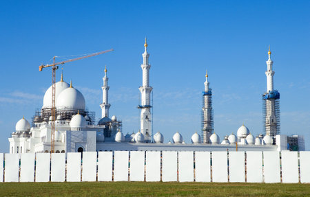 Abu Dahbi,  U.A.E. - February 22, 2007:  The  famous Sheikh Zajed Grand Mosque under construction.のeditorial素材