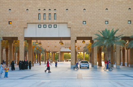 Rijadh,  Saudi Arabia - November 7, 2007: Local people in the main square of Al Bathaa districtのeditorial素材