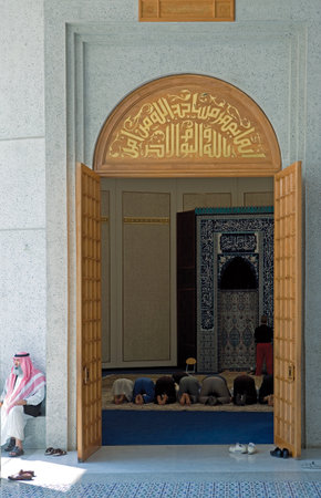 Manama, Bahrain -  December 9, 2006: People in yhe mosque of the Beit Al Quran islamic cultural center.のeditorial素材