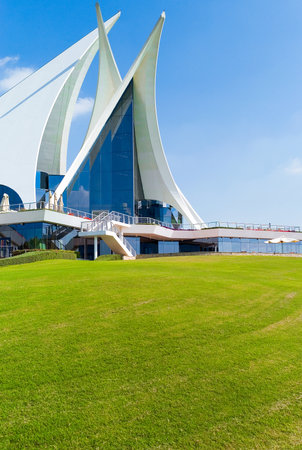 Dubai, U.A.E. - February 15,  2007:  The architecture of the club house of the Creek Golf,  2007:  The club house of the Creek Golfのeditorial素材