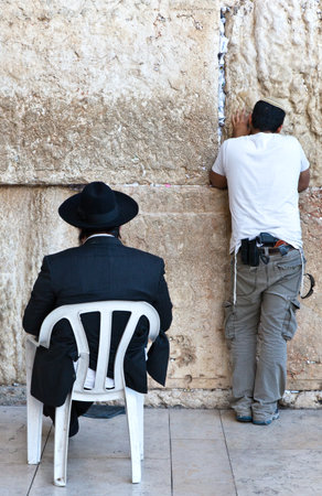 Jerusalem,  Israel - November 2, 2010:  Jewish faithfuls in prayer  at the western wallのeditorial素材